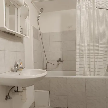 Basic Underground Next To The Center - Tram Line, Cool Local Area Apartamento Praga