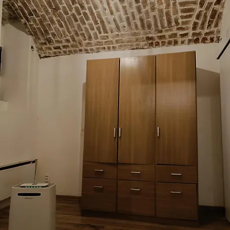 Basic Underground Next To The Center - Tram Line, Cool Local Area Apartamento