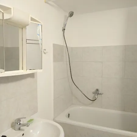 Appartement Basic Underground Next To The Center - Tram Line, Cool Local Area